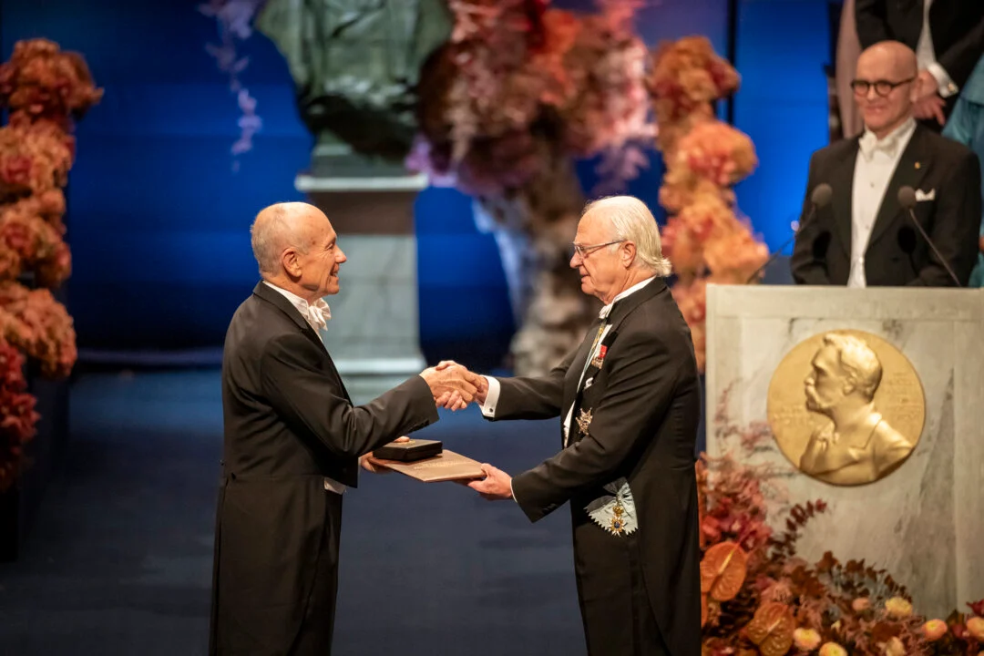 Peter Howitt accepting his Nobel Prize